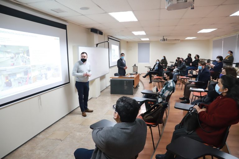 Directores de Carrera y académicos de la Sede Santiago trabajan en herramientas digitales y se capacitan en el uso de salas Hyflex