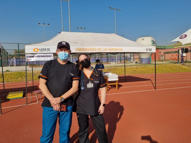 Representantes de UDLA apoyo kinésico muestra Talleres en Deportes Adaptados para Personas con Discapacidad