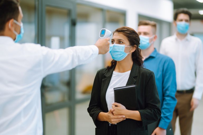 Seremi del Trabajo expone ante empleadores y comunidad UDLA sobre empleabilidad y beneficios estatales