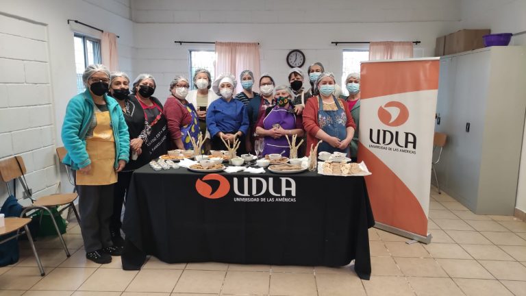 Centro de Atención Nutricional del Campus Maipú se reúne con vecinos de diferentes barrios para cocinar cóctel dieciochero saludable