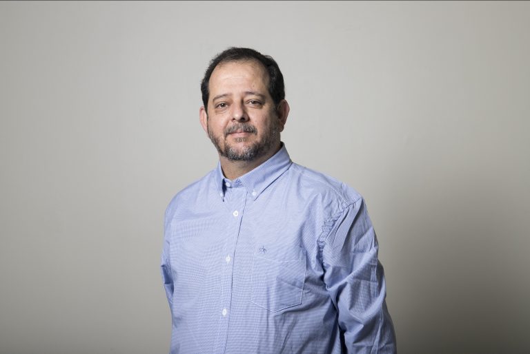 Académico de la Escuela de Trabajo Social aporta artículo de reflexión a libro que aborda la investigación y responsabilidad social