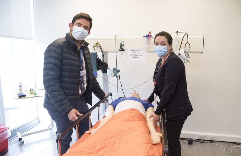 Equipo directivo del INCA realiza visita al Centro Interdisciplinario de Simulación Hospitalaria tras acuerdo de convenio con UDLA