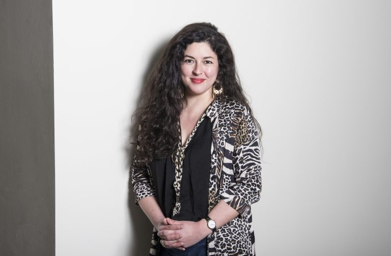 Investigación de docente de UDLA explica el impacto de la crisis de la vivienda social y su relación con las personas que viven con demencia en Chile