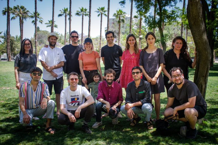 Estudiantes y docentes de la Escuela de Arquitectura trabajan con frutas y su diseño en el Parque Inés de Suárez