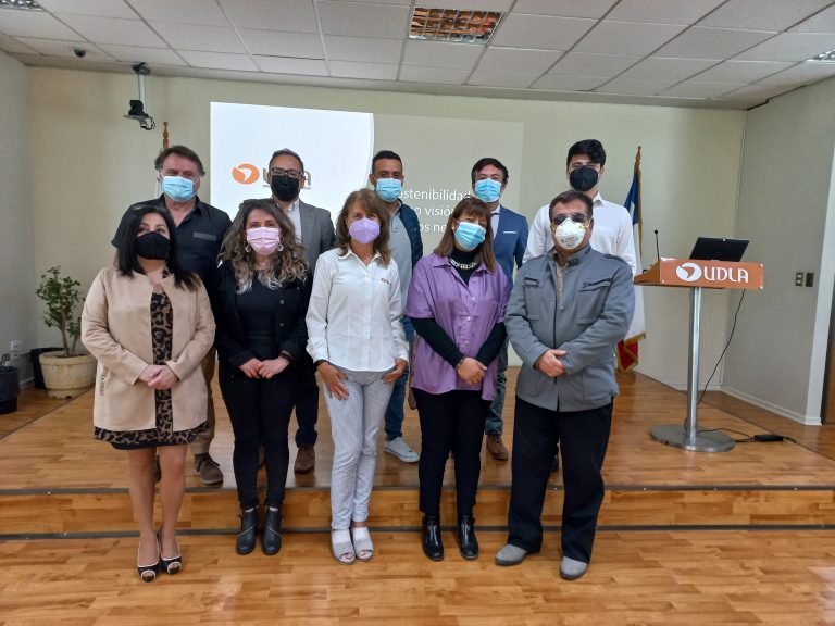 Egresados de la Facultad de Ingeniería y Negocios de Sede Viña del Mar se reúnen en torno a charla sobre sostenibilidad y cambio climático