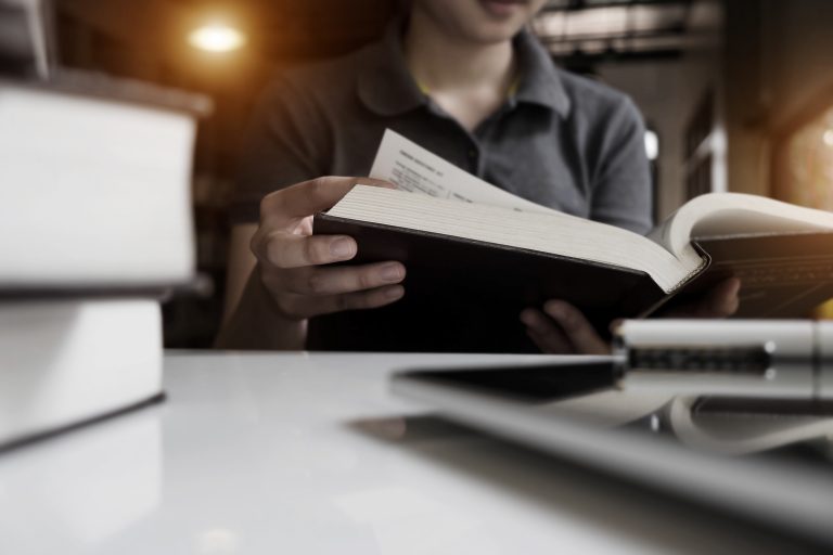 Doctora de la Universidad de Valladolid dicta charla magistral en UDLA sobre la literacidad desde la óptica de la investigación y la innovación en educación superior