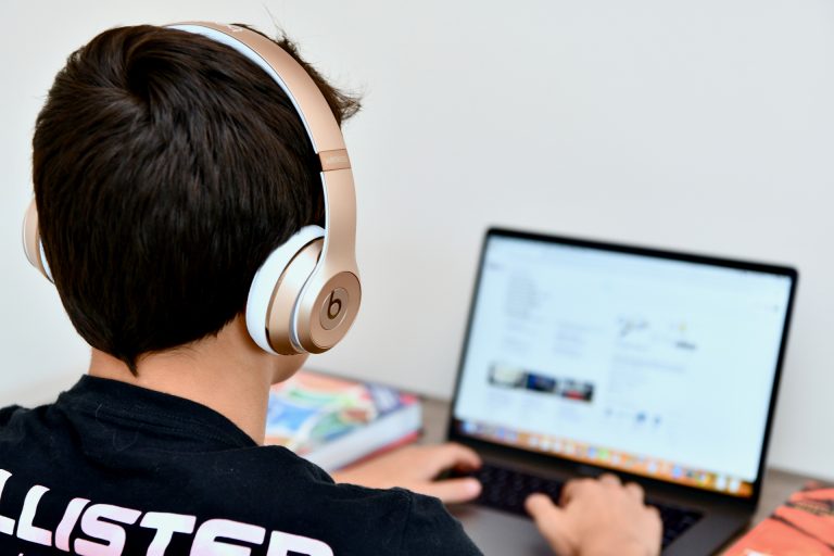 Escuela de Psicología explica cómo enfrentar el uso de pantallas en los niños durante las vacaciones