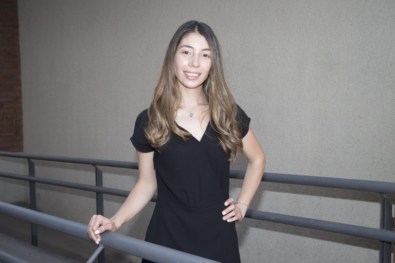 Egresada de Terapia Ocupacional fomenta la inclusión a través de su trabajo en Escuela Especial de Santa Cruz: “UDLA me imprimió el sello comunitario”