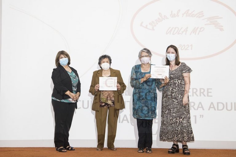 Equipo académico de la Carrera de Kinesiología realiza primera versión de la Escuela para Adultos Mayores en la comuna de Maipú