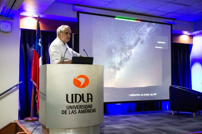 Premio Nacional de Ciencias Exactas 2015 asiste a presentación de proyecto de difusión científica que realizarán estudiantes UDLA