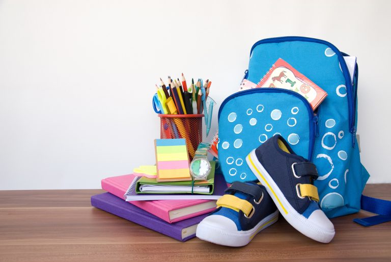 Director de Carrera de Kinesiología de Sede Viña del Mar explica cómo elegir mochilas y zapatos apropiados para el retorno a clases