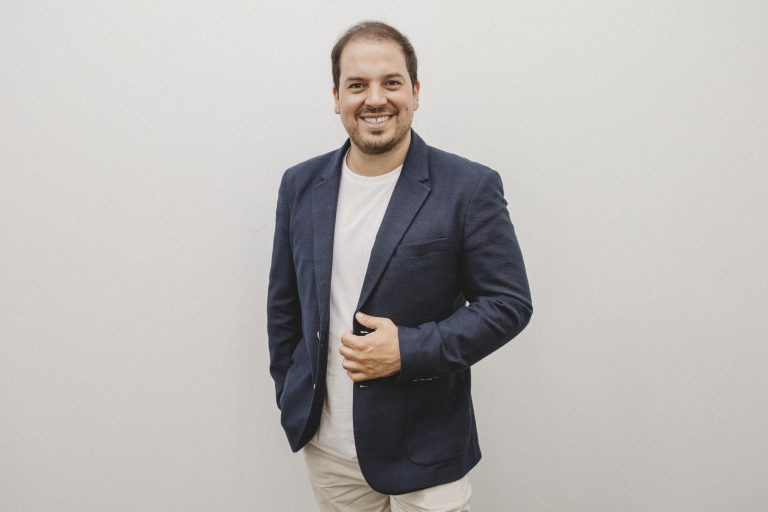 Egresado de Ingeniería Comercial lidera revolucionario plan de negocios de fábrica de cecinas y embutidos de Curanilahue: “UDLA me entregó todas las herramientas para continuar con la empresa familiar”