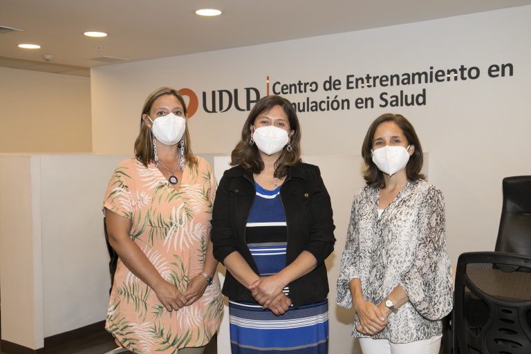 Representantes de la Universidad Austral de Argentina realizan recorrido por Centro de Entrenamiento en Simulación en Salud de UDLA (CESS)