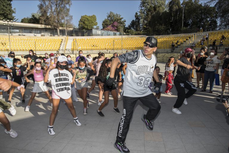 Dúo de baile “Power Peralta” ofrece clases gratuita a vecinos tras invitación de la Dirección Académica del Campus Maipú