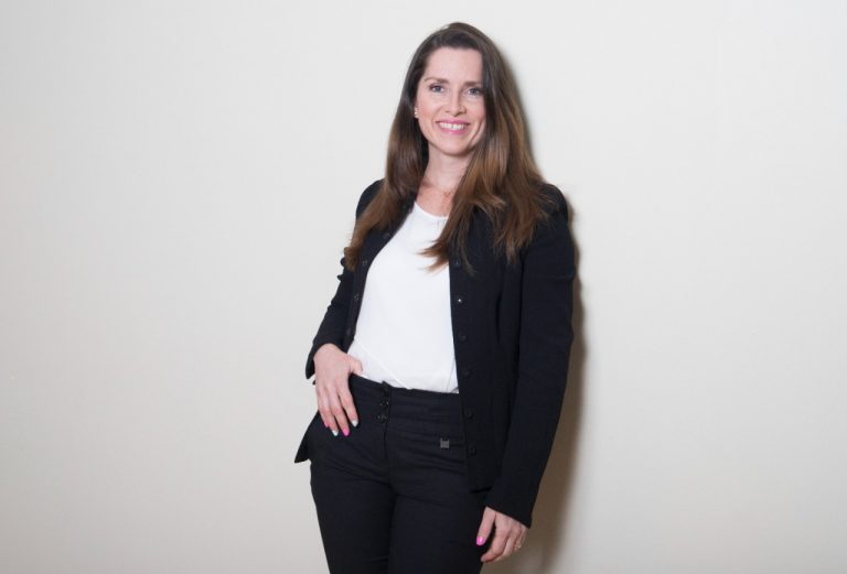 Académica de la Escuela de Kinesiología integra equipo docente que lidera investigaciones internacionales en simulación clínica