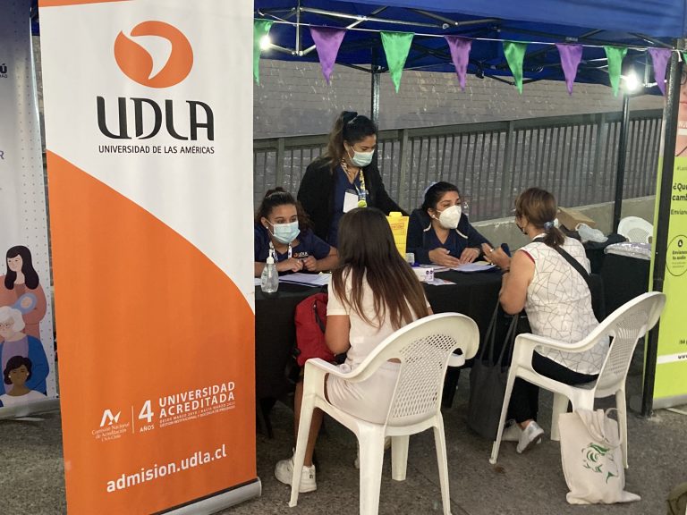 Académicos y estudiantes de la Escuela de Enfermería conmemoraron el Mes de la Mujer con toma de exámenes preventivos y charlas de salud a vecinas de Maipú