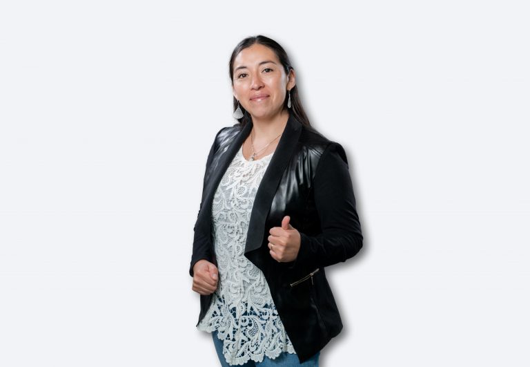 María Angélica Cruces, egresada de Derecho, activista en el trabajo con comunidades mapuches de Aysén y emprendedora: “Quiero ser un ejemplo para los jóvenes”