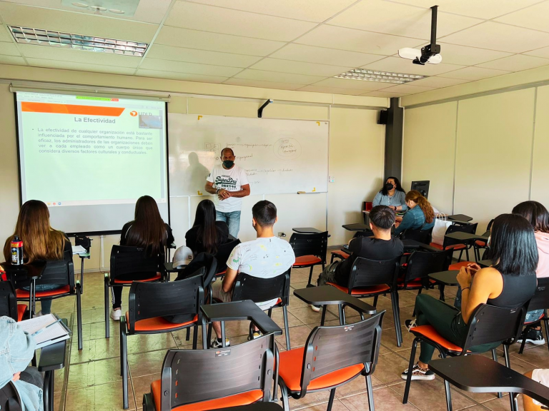 Facultad de Ingeniería y Negocios realiza positivo balance de las primeras semanas de clases para estudiantes antiguos