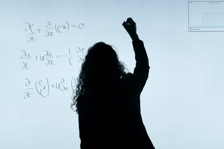 IMFE realiza conversatorio con mujeres matemáticas que cuentan los estigmas que han ido sorteando en su carrera