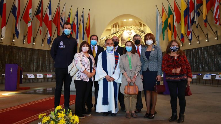 UDLA, a través del Campus Maipú, renueva las banderas del altar mayor  del Templo Votivo de la comuna después de 35 años