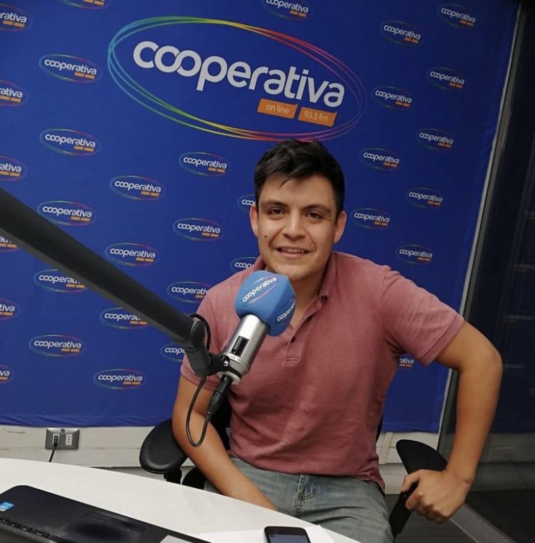 Egresado de Periodismo destaca como reportero matinal en radio Cooperativa: “El trabajo duro y riguroso me ha permitido ir avanzando”