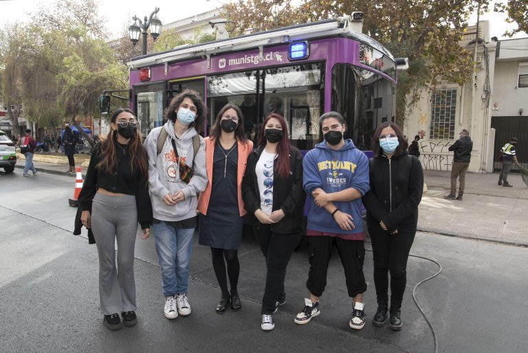 “Bus de la Seguridad”, que vigilará las calles del barrio universitario, fue inaugurado en el frontis del Campus Santiago Centro de UDLA