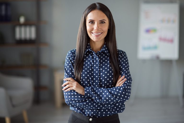 Red de Egresados de UDLA trabaja el empoderamiento femenino y superación de barreras para el desarrollo laboral con comunidad educativa