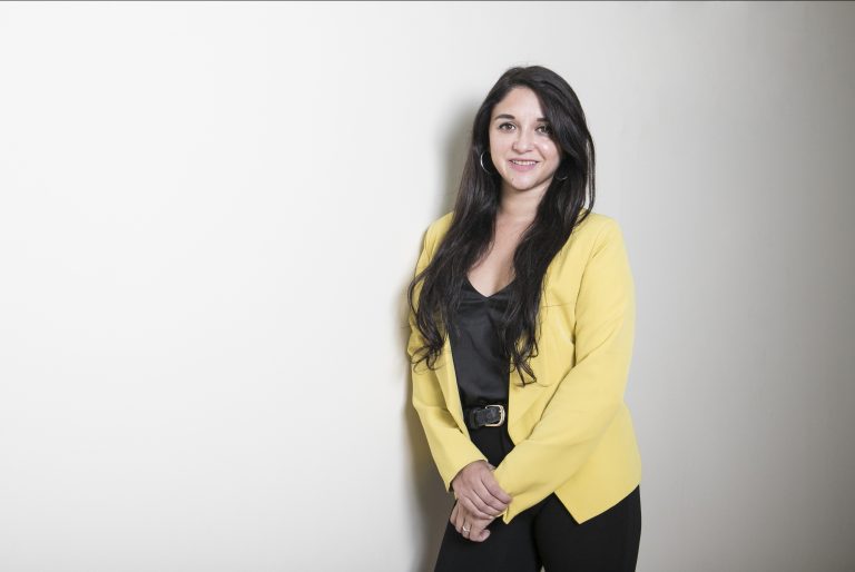 Egresada y coordinadora de Clínica Jurídica comenta su experiencia profesional en UDLA y cómo pasó de ser ayudante a académica