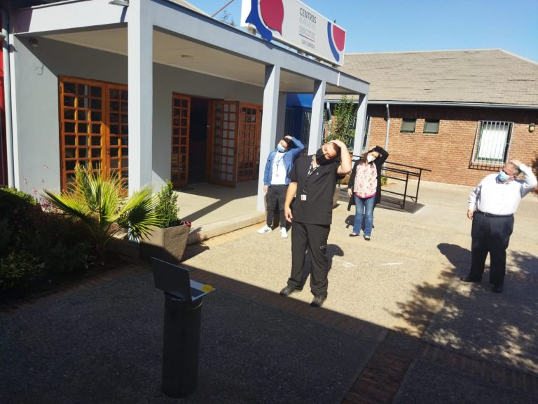 Estudiantes de Kinesiología realizan taller práctico a funcionarios de oficina de Sercotec en La Florida para prevenir lesiones durante el teletrabajo y labores presenciales