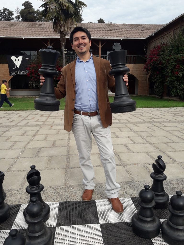 Ajedrez educativo y social: la innovadora iniciativa que impulsa Leonardo Palma, egresado de TNS en Administración de Empresas