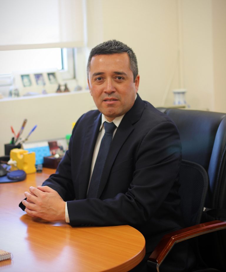 Consejos de profesional a profesional: académico y egresado de la Escuela de Derecho de UDLA comenta su experiencia como defensor penal público