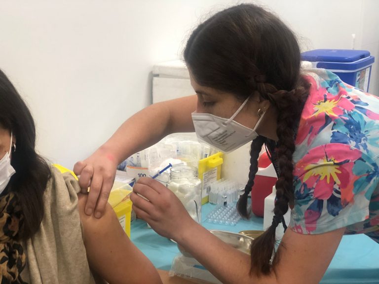 Seremi de Salud del BioBío inocula a más de 300 personas en vacunatorio móvil para Covid e Influenza en Campus El Boldal