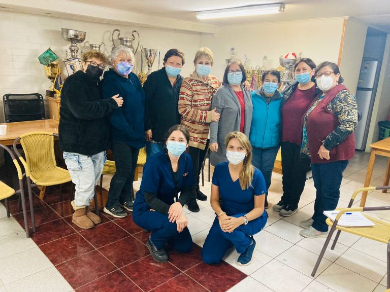 Cerca de 40 vecinas del barrio La Farfana son beneficiadas con atenciones preventivas de salud lideradas por la Carrera de Enfermería del Campus Maipú