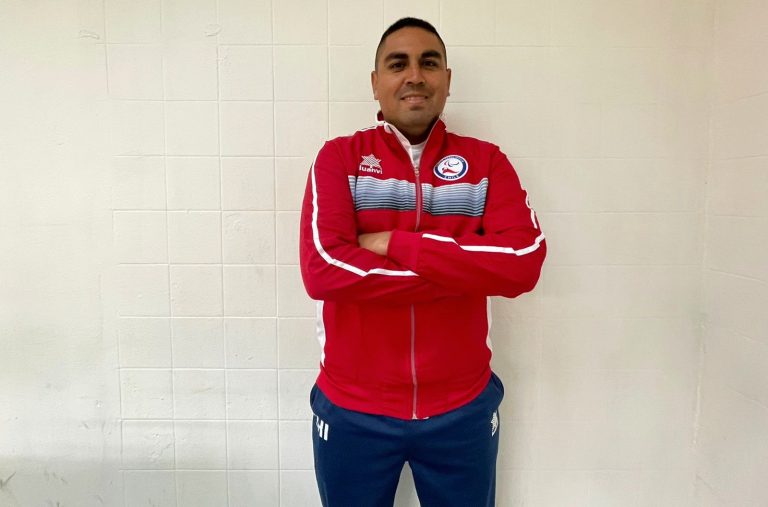 Egresado destaca como entrenador de la Selección Chilena de Fútbol para Ciegos mientras cursa Magíster en UDLA: “Los profesores siempre nos incentivaron a seguir perfeccionándonos”