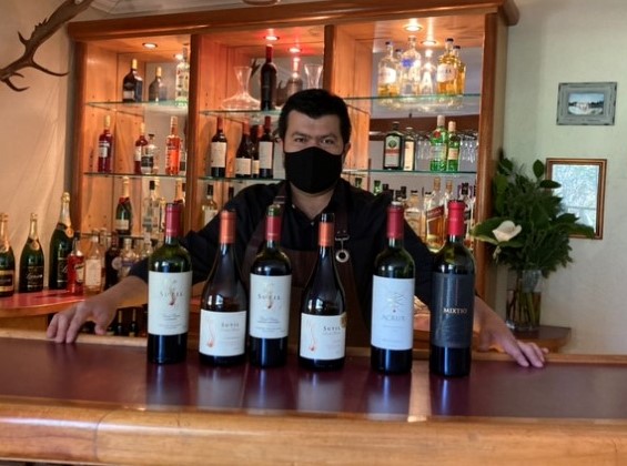 Egresado UDLA destaca como sommelier en reconocidas viñas: “Lo que más me marcó como estudiante fueron las clases prácticas de laboratorio y las salidas a terreno”