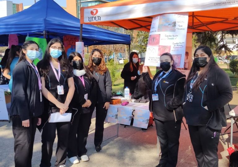 Estudiantes de Fonoaudiología realizan acciones de educación en salud vocal para la comunidad en feria de prevención por el Día Mundial sin Tabaco