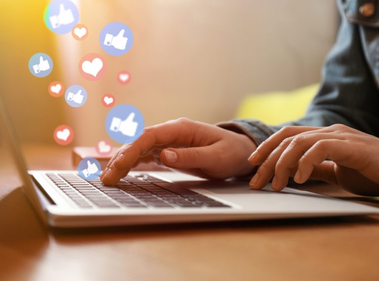 Estudiantes de último año y egresados UDLA adquieren herramientas en marketing digital y posicionamiento en redes sociales gracias a taller gratuito