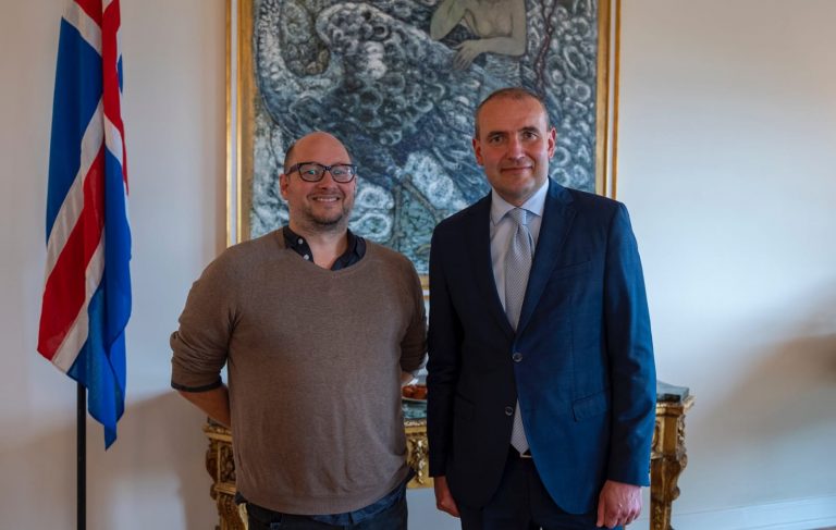 Investigador de la Facultad de Arquitectura, Diseño y Construcción de UDLA se reúne con el presidente de Islandia en el marco del Congreso Internacional Ethnofolk