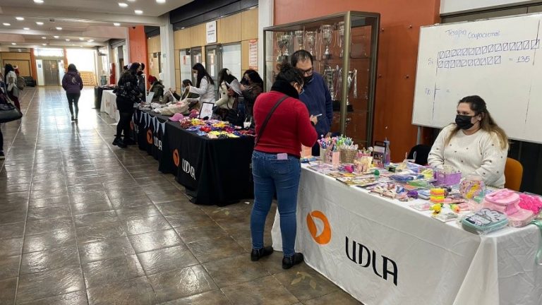 Pymes de estudiantes de Sede Concepción ofrecen sus productos en Feria de Emprendimiento UDLA