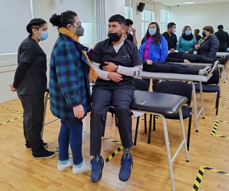 Carrera de Kinesiología capacita en estrategias de autocuidado a familiares de personas en situación de dismovilidad de Viña del Mar y Valparaíso
