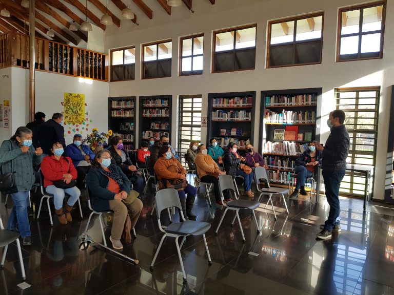 Académico de la Escuela de Medicina Veterinaria UDLA imparte charlas sobre manejo sanitario en aves a usuarios de Prodesal en Malloa y Marchigüe