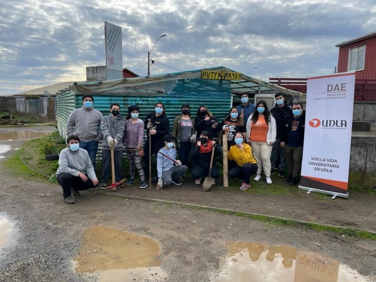 Dirección General de Asuntos Estudiantiles pone en marcha “Voluntarios en Acción” apoyando a huerteras de los cerros de Talcahuano