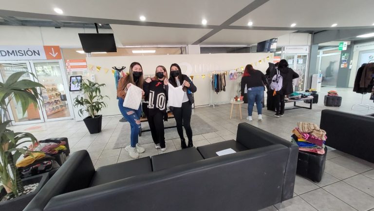 Dirección de Asuntos Estudiantiles y orgánicas estudiantiles de la Sede Santiago apuestan por la economía circular y organiza “Campaña ropa por ropa”