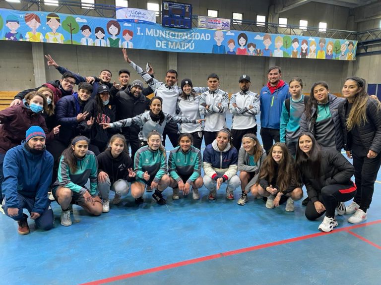 Jugadoras del plantel Sub 19 de Santiago Morning asisten a evaluaciones realizadas por académicos de Nutrición y Dietética y del IDD
