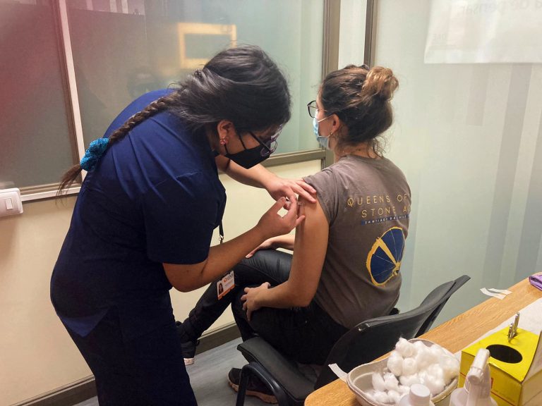 Escuela de Enfermería vacuna a comunidad universitaria del Campus Maipú como parte de la campaña contra la influenza 2022
