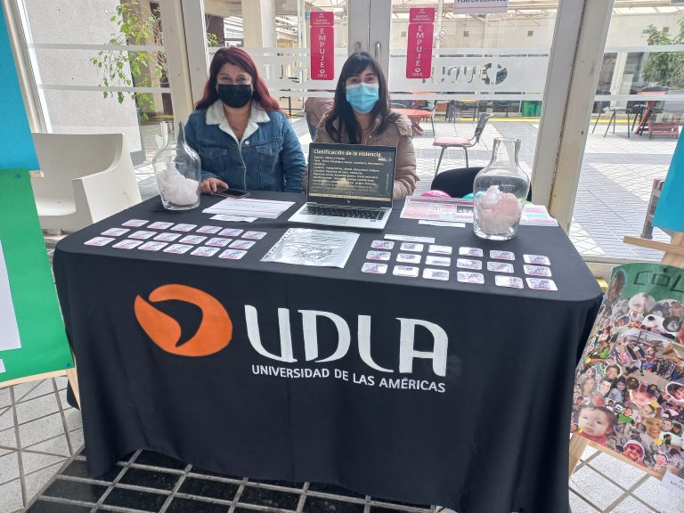 Estudiantes del Campus Los Castaños exponen réplicas sobre violencia contra las mujeres que elaboraron tras formarse como monitores preventivos en el tema