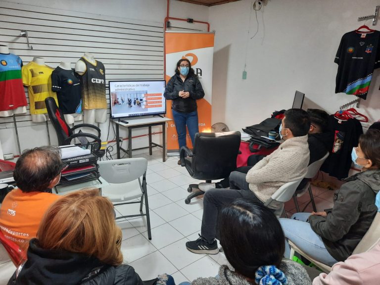 Estudiantes del Centro de Atención Kinesiológica del Campus La Florida realizan taller de ergonomía y autocuidado a trabajadores de empresa de San Ramón