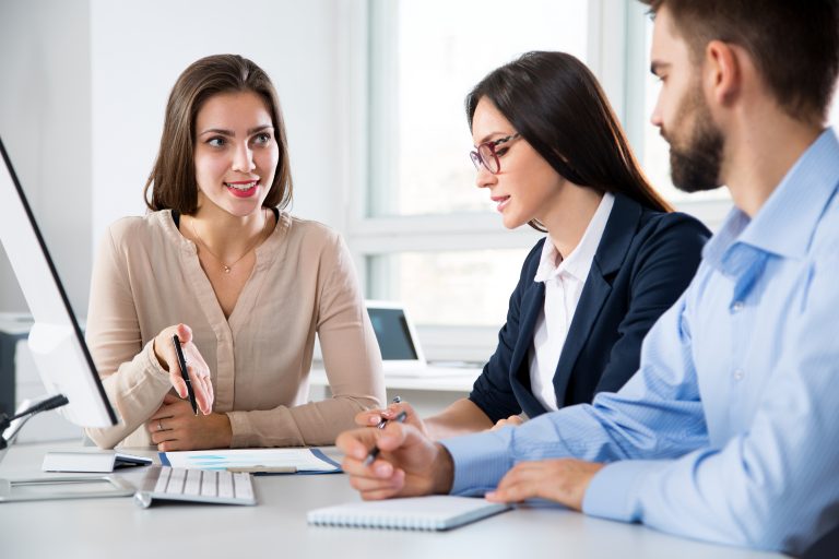 Escuela de Trabajo Social fortalece lazo con empleadores egresados de UDLA a través de charla de perfeccionamiento y actualización disciplinar