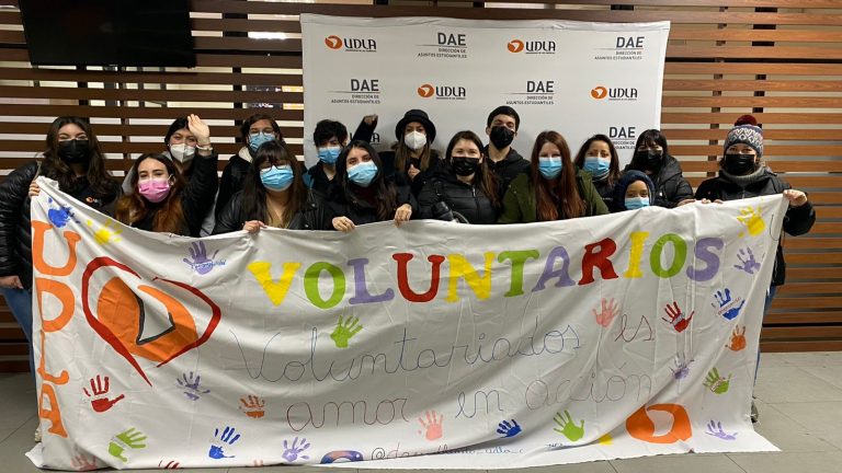 Voluntarios de Sede Concepción realizan la entrega de desayunos solidarios a personas en situación de calle