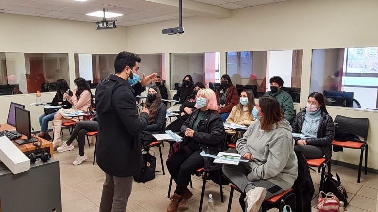 Académico de Fonoaudiología trabaja con estudiantes de Traducción e Interpretación en Inglés técnicas y hábitos vocales